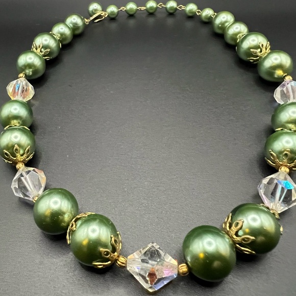 VINTAGE LISNER GREEN GLASS BEAD, PEARL AND BOREALIS CRYSTAL NECKLACE - Picture 2 of 4